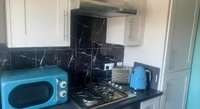 Elegant 2 Bed Flat Perfect for RAH and Airport - Image 4