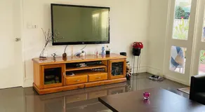 Cozy and Peaceful home surrounding by cafes and restaurants - Image 2