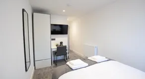 Stylish City Centre Rooms - Image 4