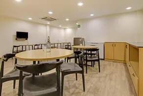 OYO Townhouse 609 Chawla House - Image 3