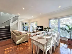 Sydney Meets Miranda, Comfy 4 Bedrooms Corner House - Image 3