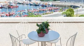 Apartamento boutique con terraza y vistas al mar. Porto Vilanova - Image 2
