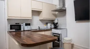 Modern 1-Bed South Bank, 4-Min Walk to Waterloo - Image 2