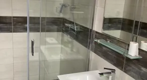Dvojlôžková izba s vlastnou kúpelňou v priemyselnej zóne - Image 2