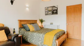 Luxury Private Suite-Parking, Courtyard & Wi-Fi - Image 2