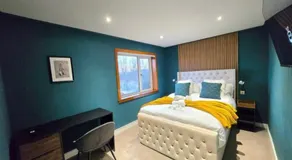 Super luxury 2 bedroom, full house sleep 5 with garden & parking close to airport - Image 2