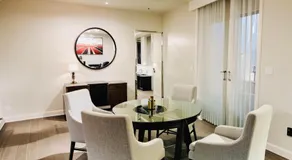 Stylish Venice Escape Near the Marina & Beachfront - Image 2