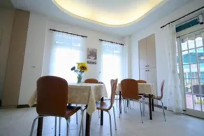 Champs Elysees Guesthouse - Image 2