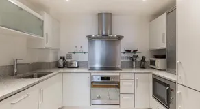 Two Bedroom Modern Apartment - Image 4