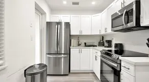 Koze 2 Bedroom Duplex Home with King & Queen Beds, Near Everything Trendy - Image 2