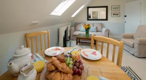 3 BR Central Cowes, Sleeps 8, Sea Views, free parking, ferry voucher LONG TERM DEALS AVAILABLE - Image 4