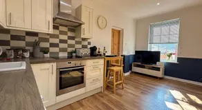 2 bed Elegant Flat in Stansted with parking - Image 3