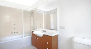 ROOM with Private Bathroom, Pool, Gym, Sauna - Shared Accommodation in Arundel, Goldcoast - Image 2
