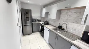 Spacious 3-Bed Townhouse in Bilston, Sleeps 9, Driveway Parking, Near M6 & Wolverhampton - Image 2