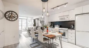 Stylish 2BR Suite with Queen Beds, Steps from the CN Tower - Image 3