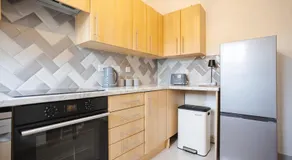 Stylish 3BR Apartment Newport Near M4 Free Parking on site - Image 4