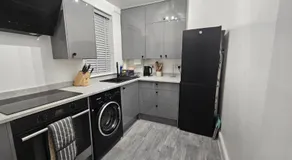 Newly Renovated 2 Bed With Garden & Parking - Image 3