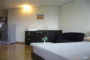 Charmante chambre chez l'habitant adaptée aux familles avec jardin | Vue ville - Image 2