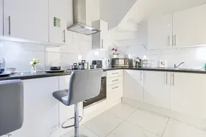 The Finsbury Deluxe Apartments - Image 3