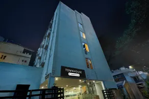 OYO Townhouse Benz Circle MG Road - Image 4