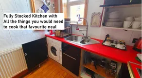 FREE DOG STAY - LARGE APARTMENT - Walk in Shower -FULL Kitchen - Free On Street Parking, NETFLIX - Super Fast WiFi - DVD's-Welcome Tray - No Deposits - Just Meters from Gavin n Stacey Film House - Image 4