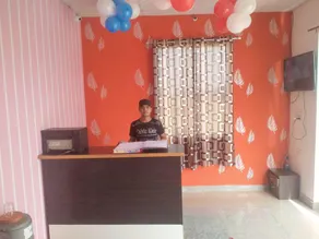 OYO Yadav Restaurant & Family Rooms - Image 4