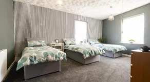 Warden Home-9 Guests-4 bedrooms-Near Etihad Stadium & CO-OP Arena-100 - near Train Station & Bus Station - Image 2