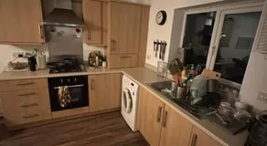 Cosy Private New Build Ensuite with Driveway, 15 min Walk to City Centre, Dedicated Parking - Image 3