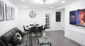 Modern House - 3 Bedrooms - 1 Bath - ManCity - Image 3
