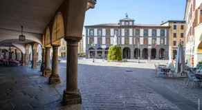 Jacuzzi Luxury 2-Bedroom Apartment Iseo Piazza Garibaldi - Terrace & AC - Image 4