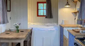 Secluded off grid Shepherd's Hut - Image 4