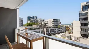 Port Melbourne 2BR Apt Coastal Views Walk to Beach - Image 4