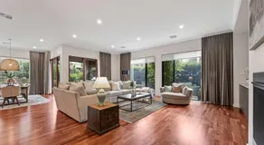 Spacious 4BR Home Steps to Buses Westfield Doncaster - Image 2