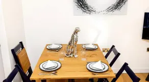Peninsula Life- Stylish Greenwich 1bed Flat - Image 2