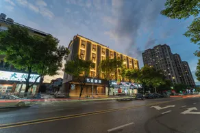 V-House Luxury Designer Hotel (Pujiang County People's Square Branch) - Image 5