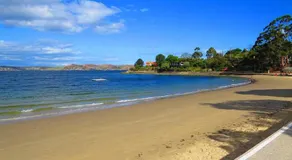 Seaside Serenity: Panoramic Waterfront Retreat - Image 4