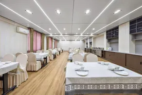 Donghu Green Island Business Hotel - Image 3