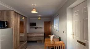Gatwick Cosy Apartment - Image 5
