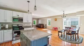 Elegant 3BR Home in Worcester - Image 3