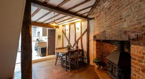 Charming 2 bedroom property - Image 4