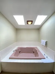 Campus Inn Baraboo - Image 2