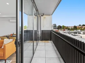 Modern Apartment on Burgundy precinct & Parklands - Image 4