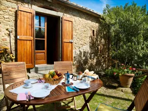 Elegant 2-Bedroom Holiday Home in Tuscan. - Image 3