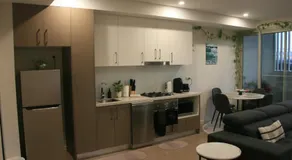 Stylish 1Bedroom Apartment with Study and Parking Near Sydney Airport - Image 5