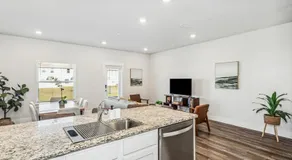 LUXURY TOWNHOME NEAR DOWNTOWN AND PENSACOLA BEACH - Image 4
