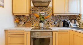 The two bedroom flat with terrace 1 min to Earls Court Station for 5 guests - Image 5