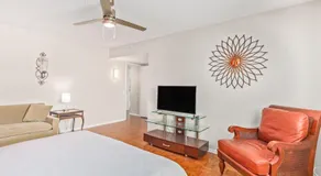 Simple Oasis I 1BR, Ensuite, Courtyard, Sunsets - Image 2