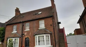 EGHAM LOVELY STUDIO SELF CONTAINED 2 mins station - Image 4