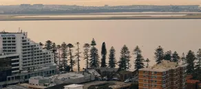 Sunlit Coastal Retreat Close to Cafes and Beach - Image 4