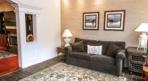 Lowden Suites with Balconies over River St and Private Parking - Image 2
